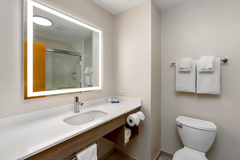 Holiday Inn Express Peru-Lasalle Area, an IHG Hotel