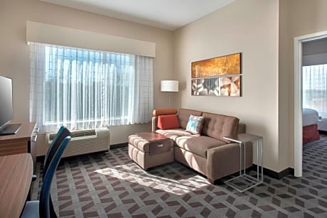 One-Bedroom Queen Suite