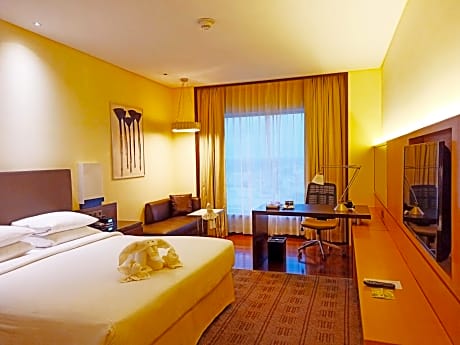 Concierge Level, Guest Room, King with 20% Discount on Buffet Meal and Bar36