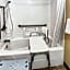 Super 8 by Wyndham Heath/Newark