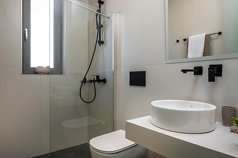 Aegean Breeze Luxury Apartments next to the sea