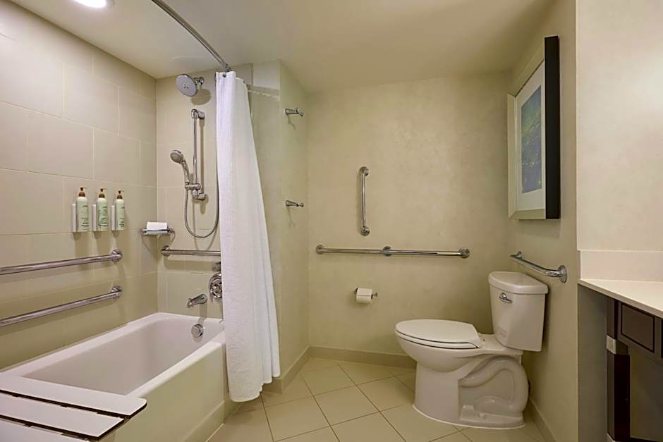 Renaissance by Marriott Arlington Capital View Hotel