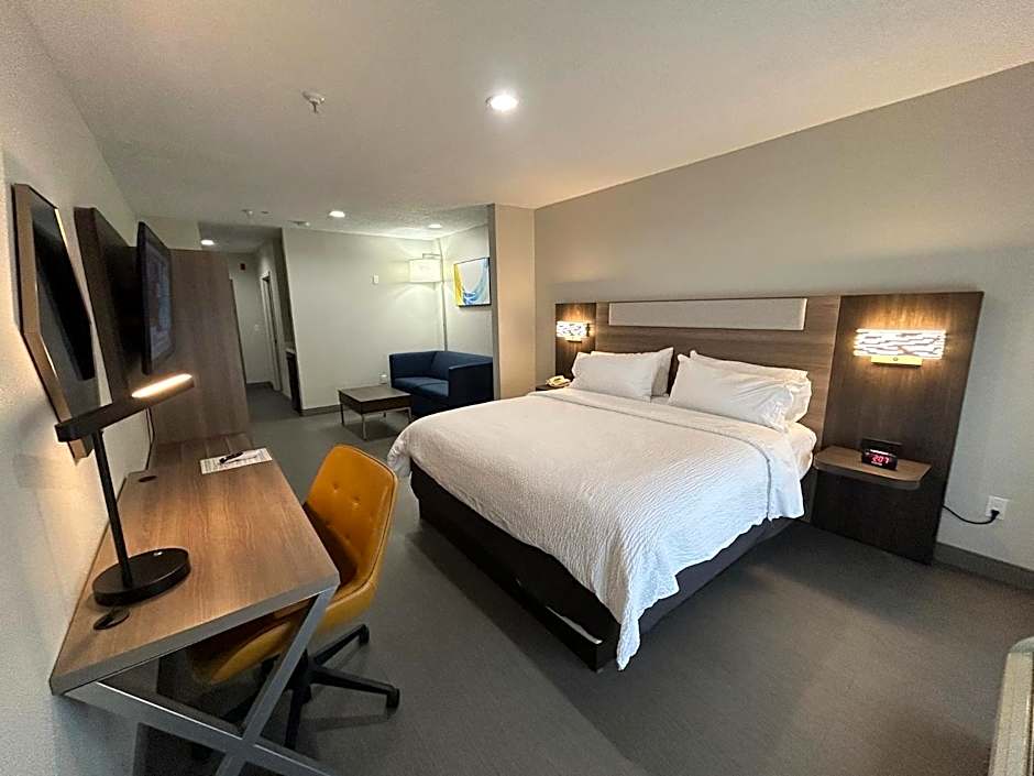 Holiday Inn Express Hotel & Suites Grants Milan By IHG