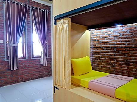 Single Bed in Mixed Dormitory Room
