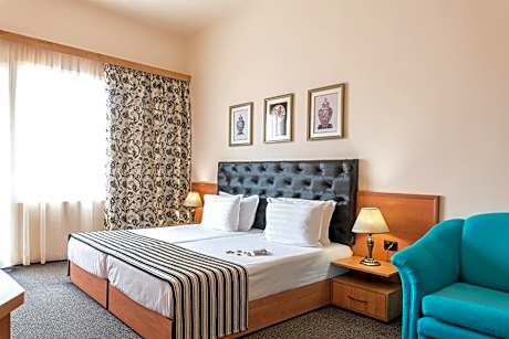Lotus Family Hotel - Free Parking