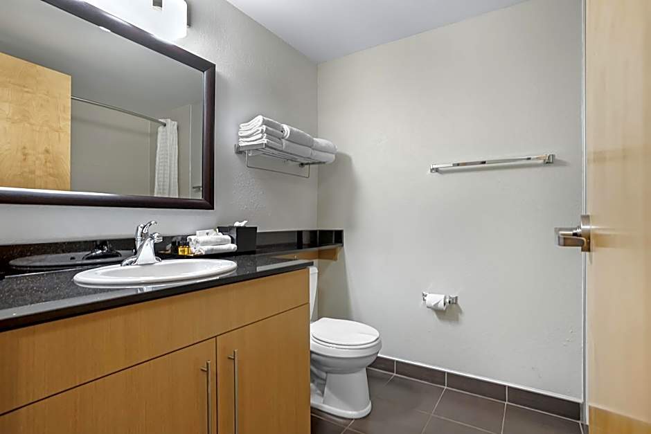 Best Western Plus Airport Inn & Suites