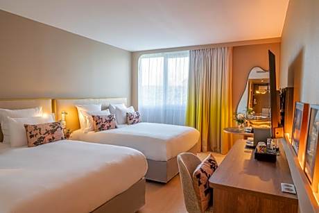 2 Adjacent Rooms