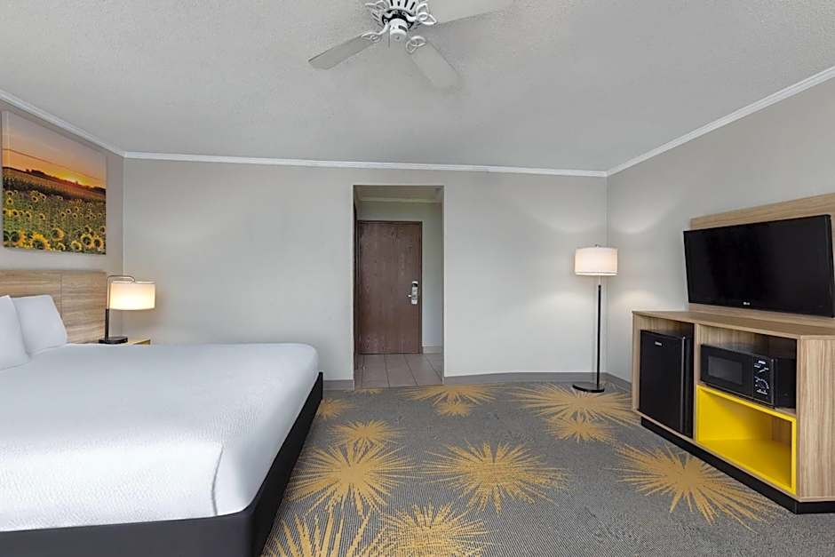 Days Inn and Suites by Wyndham Kansas City South