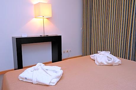 One-Bedroom Apartment with Balcony (2 Adults)