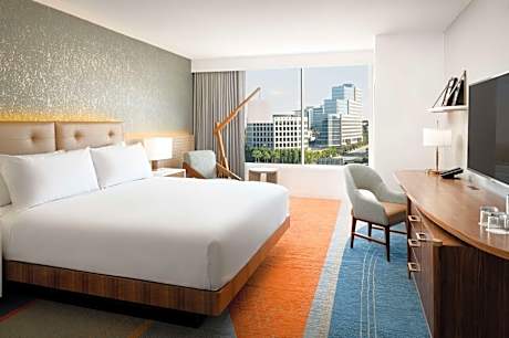 Premier King - 1 King Bed High Floor