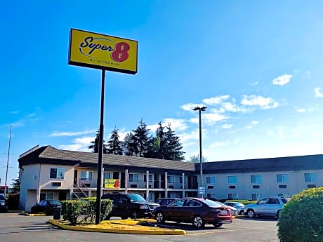 Super 8 by Wyndham Lynnwood