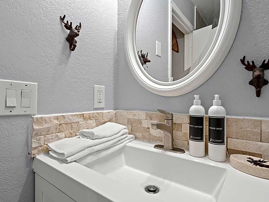 Carriage House Condominiums by All Seasons Resort Lodging