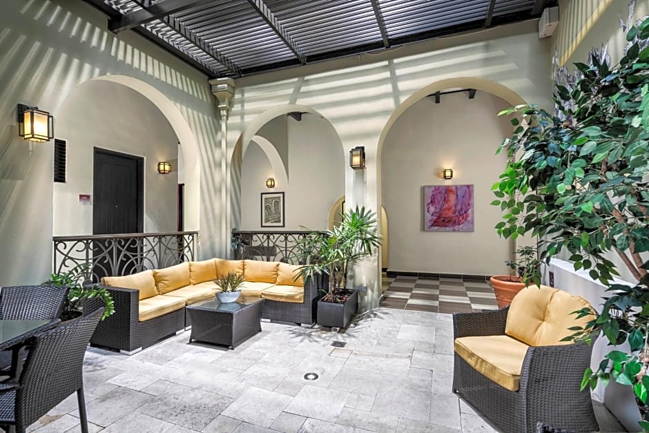 Decanter Hotel