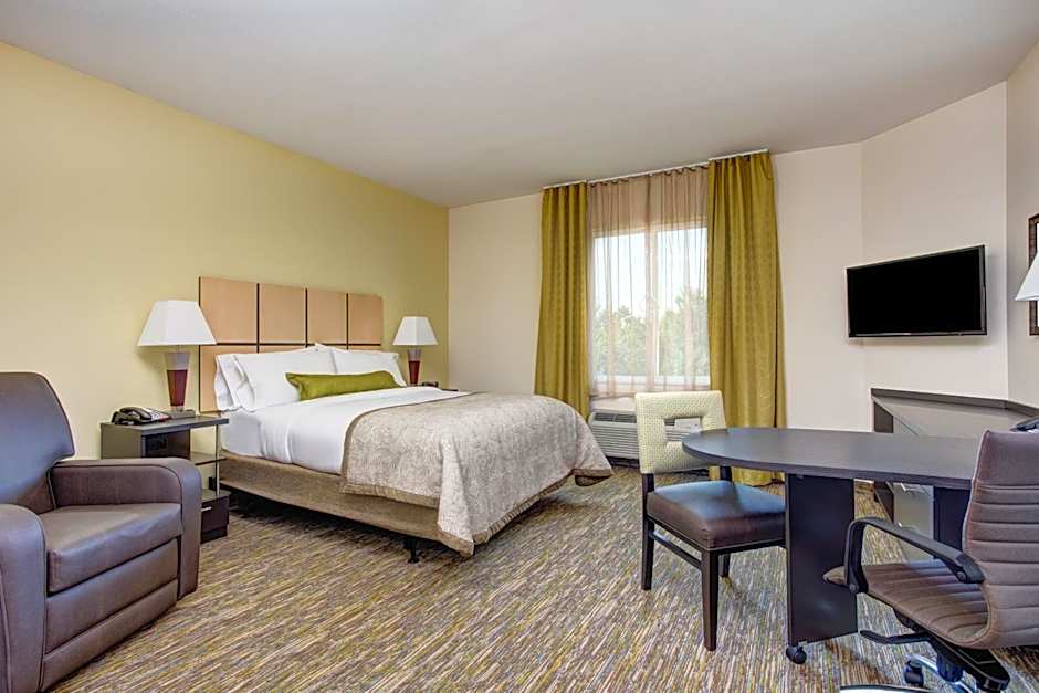 Photo 1 of 3 of 1 Queen Bed, Hearing Accessible