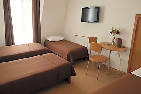 Quadruple Room with Private Bathroom