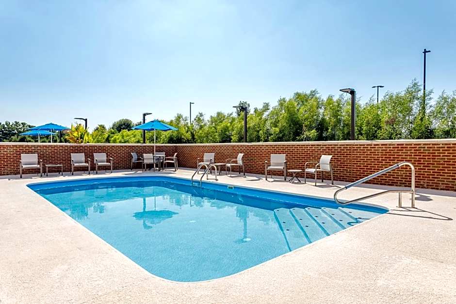 Holiday Inn Express & Suites Lancaster by IHG