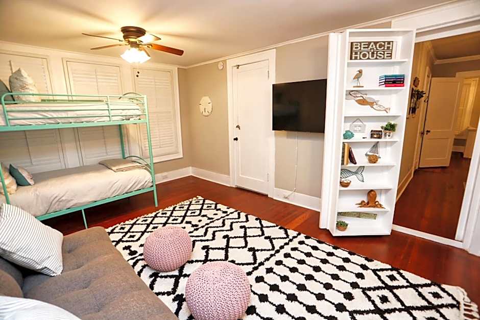 Historic Home Family Friendly Close to Seawall