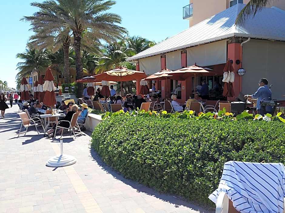 Hollywood Broadwalk Oceanside Hotel