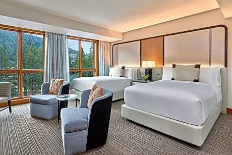 Deluxe Queen Room with Mountain View