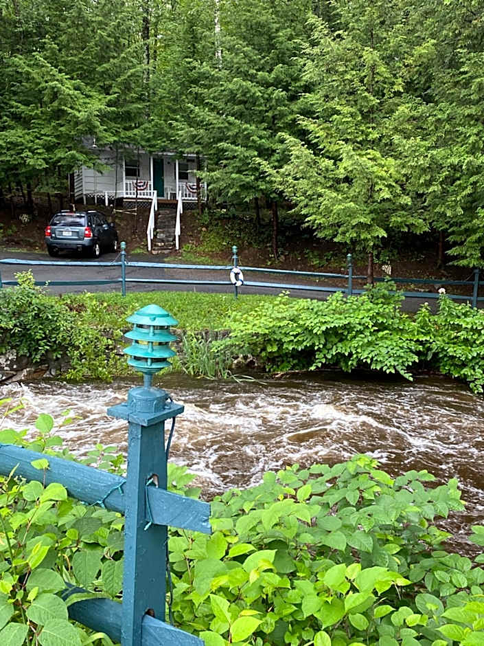 Brookside Motel & Cabins