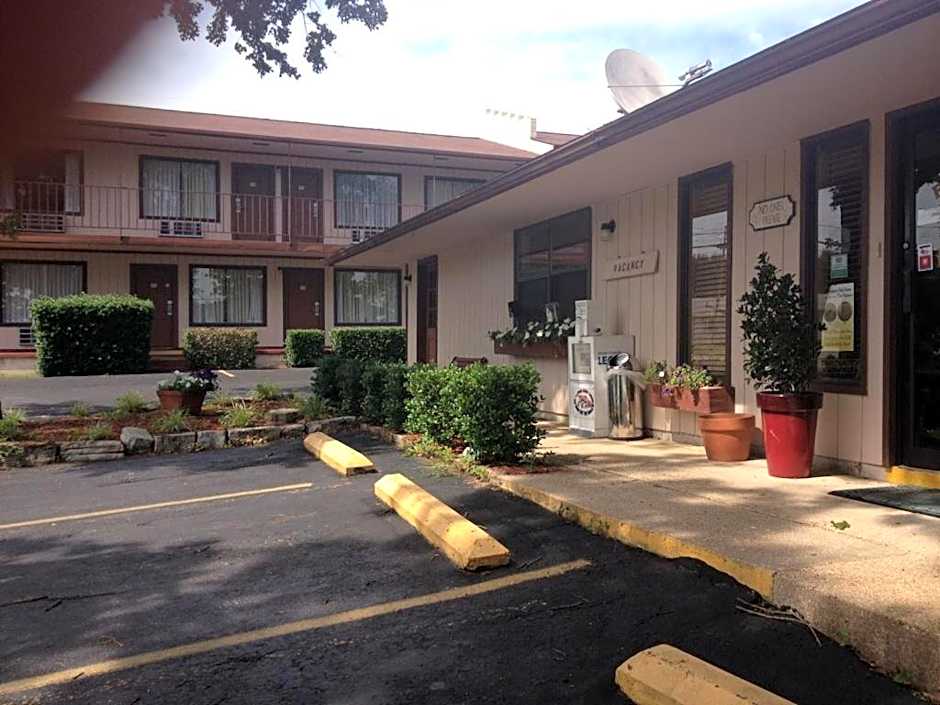 The Parkwood Inn & Suites