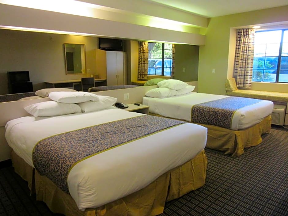 Travelodge by Wyndham Arlington/Dallas Area