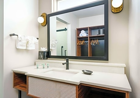 2 Queen Pool View Room W/Fridge And Microwave