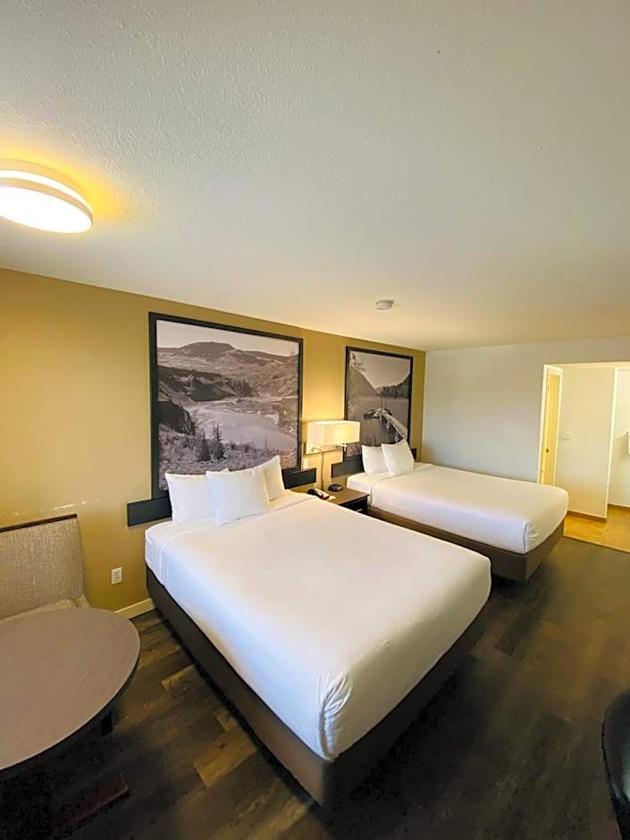 Super 8 by Wyndham 100 Mile House