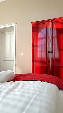 King Room with Roll-In Shower - Disability Access