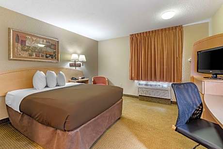 Efficiency Queen Room - Accessible/Non-Smoking