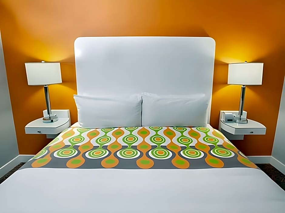 Photo 1 of 4 of 1 King Bed, City View