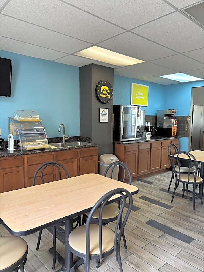 Days Inn by Wyndham West Branch Iowa City Area