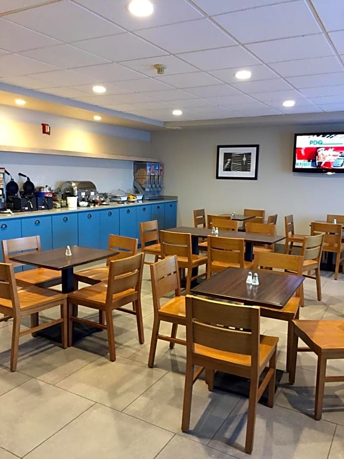 Country Inn & Suites by Radisson, Green Bay, WI