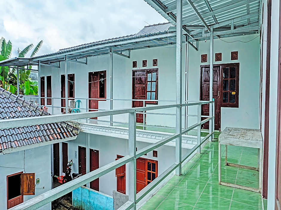 OYO Life 92222 Sahabat Kost Syariah Pacitan