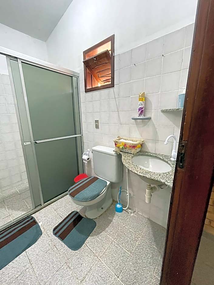 Pousada São Jorge 1 MIN A PÉ DA PRAIA Casa de família, simples e aconchegante, Na Av principal da praia café disponível até 12hs cozinha completa e churrasqueira disponível para uso ar cond das 20hs as 8 30