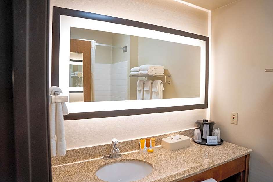 Coshocton Village Inn & Suites