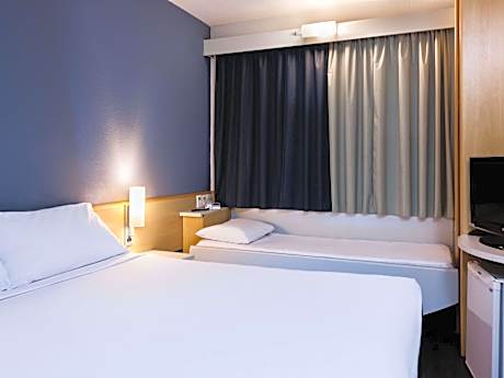 Standard Room with 1 double bed + 1 single bed