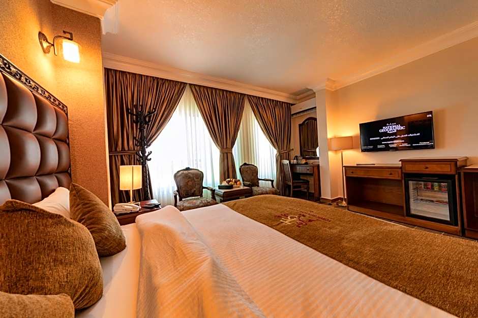 Town Season Hotel