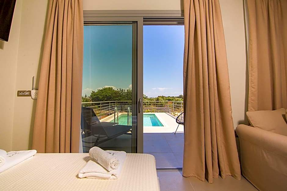 IO Luxury Pool & Hot Tub Suites