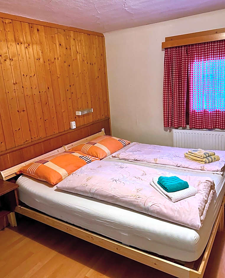 SKILL Mountain Lodge - Ski und Bike Hostel im Sommer mit JOKER CARD