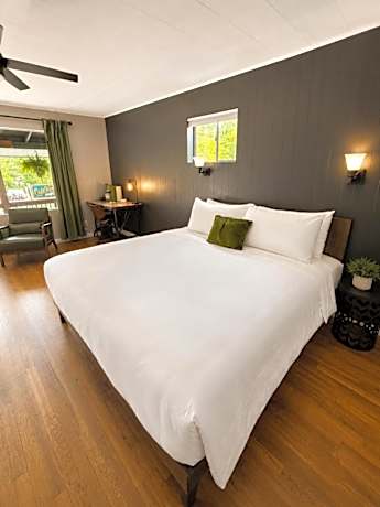 CedarWood Inn