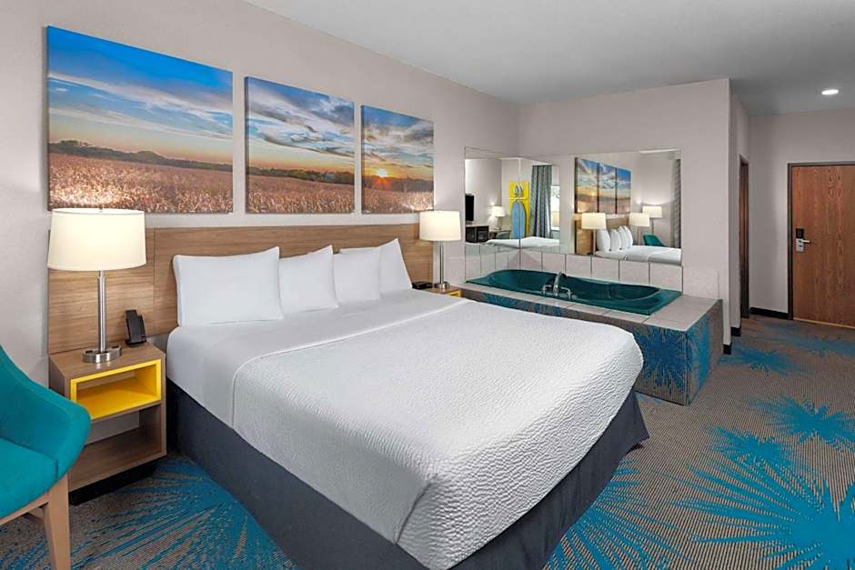 Days Inn & Suites by Wyndham Morris/I-80