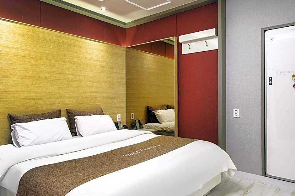 Hotel The One