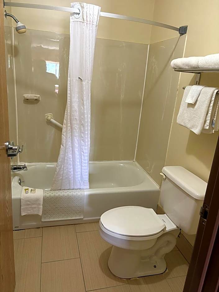 Days Inn & Suites by Wyndham Wichita