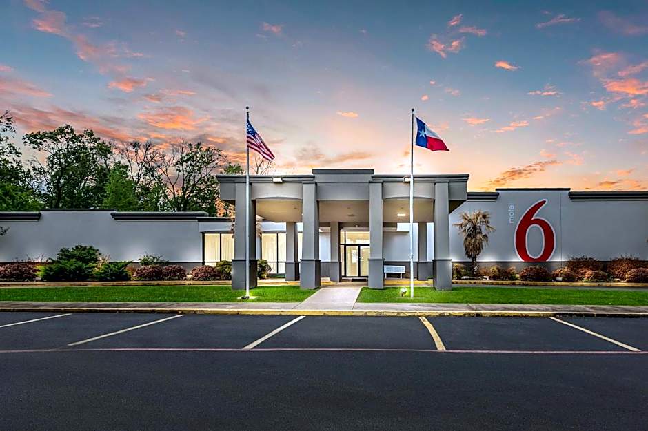 Photo 1 of 26 of Motel 6 Henderson, Tx