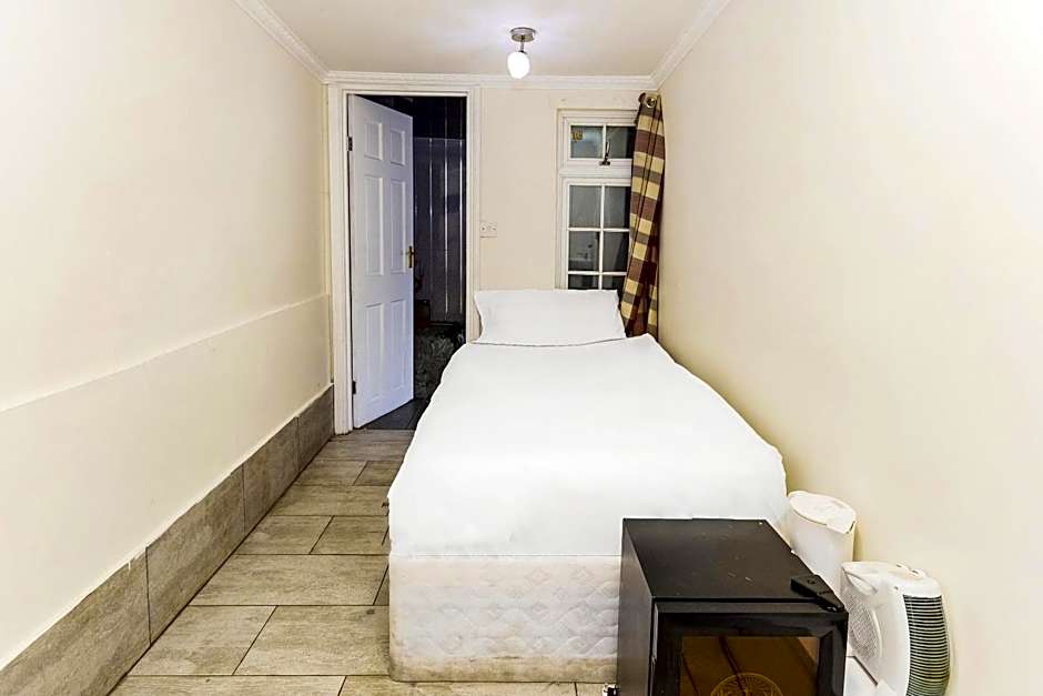 OYO Old Oak Tree Inn