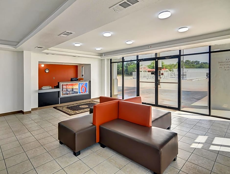 Motel 6-Lindale, TX