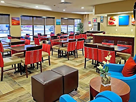 King Room - Non Smoking/Interior Hall