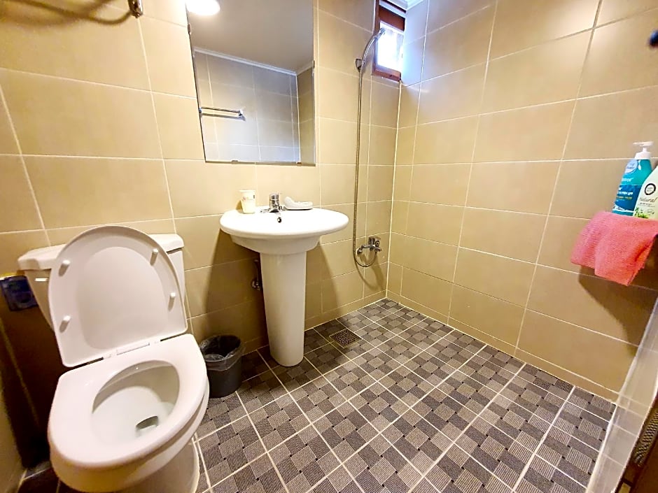 Hwangridangil Adamjeong Hanok Stay