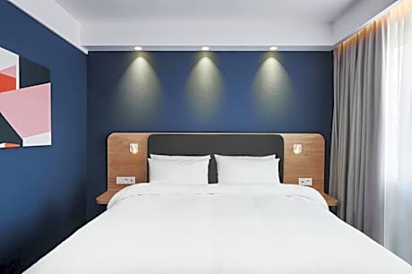 Standard Queen Room with Free Breakfast - Top Floor